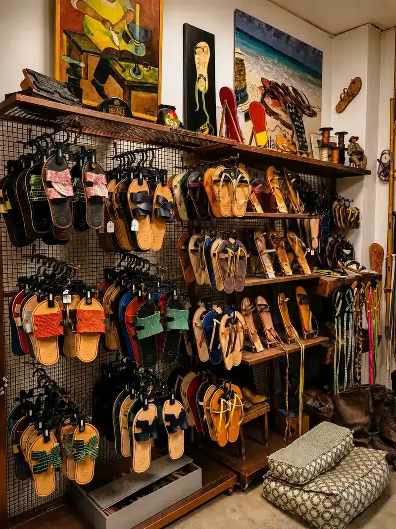 Étagère de savates en cuir dans l'atelier de Cilaos