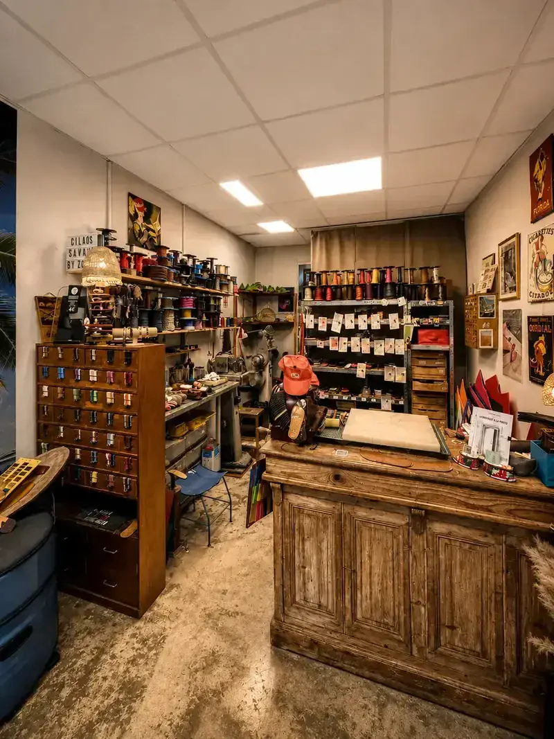 Vue d'ensemble de l'atelier de maroquinerie