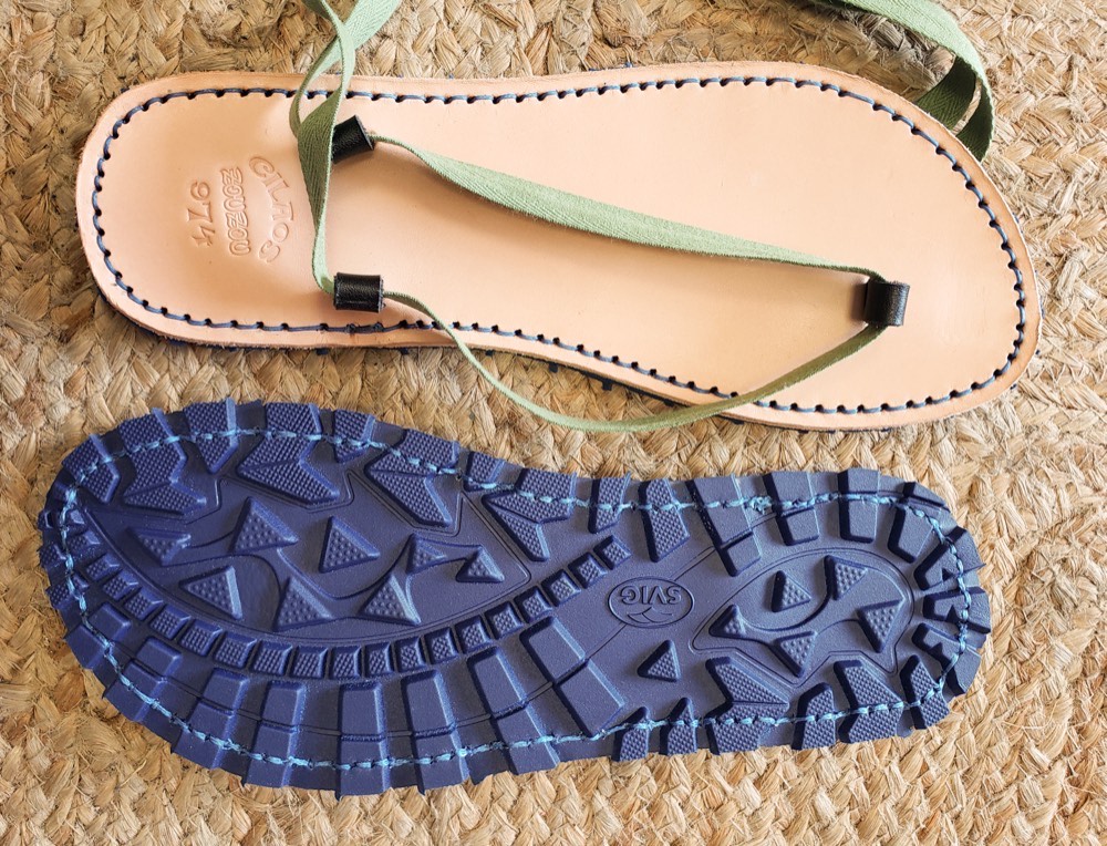 Lanière kaki, semelle bleue